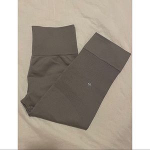 Lululemon grey cropped leggings size 6